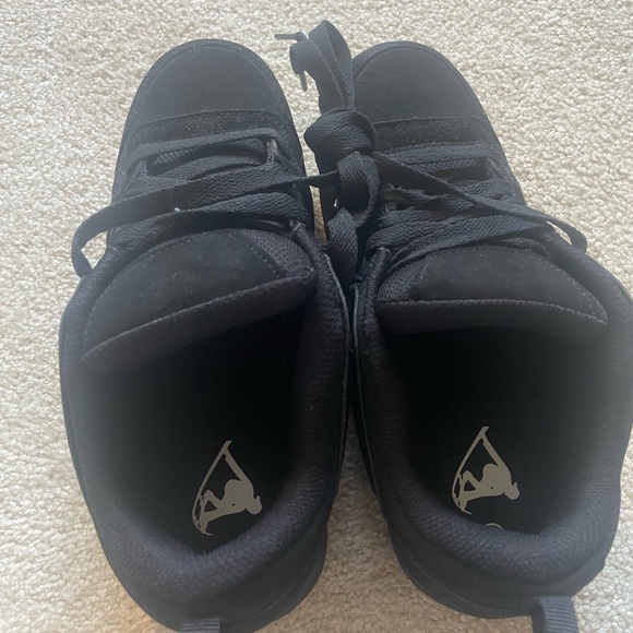 Classic Black Men's Sneakers - Picture 3 of 5